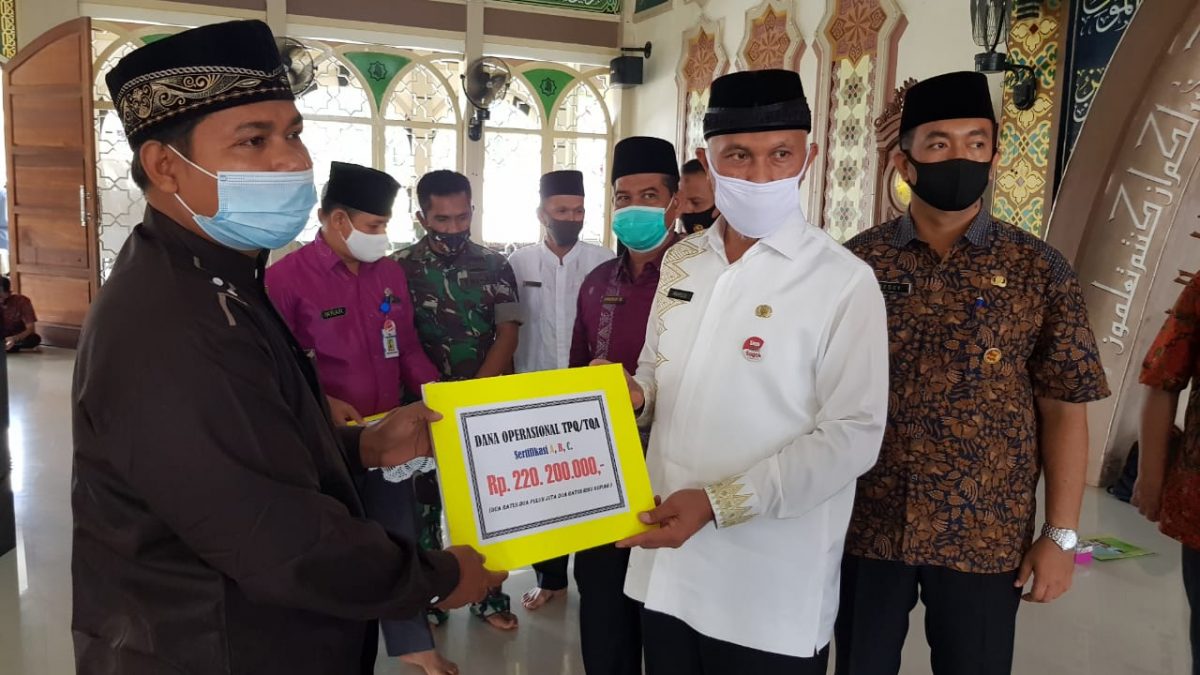 Sosialisasi Covid 19, Mahyeldi Serahkan Dana Operasional TPQ dan Imam Masjid