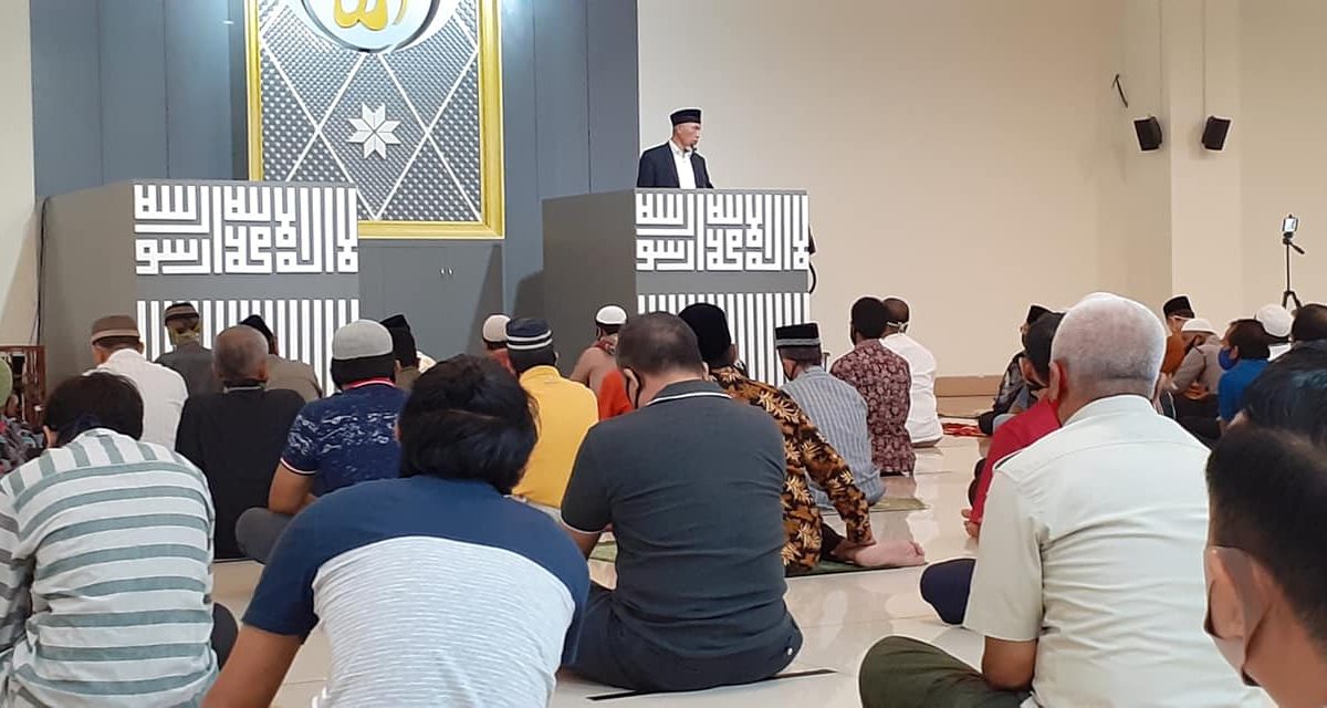 Sebelum ke KPU; Mahyeldi Berikan Khutbah Jum’at di Masjid Raya Sumbar