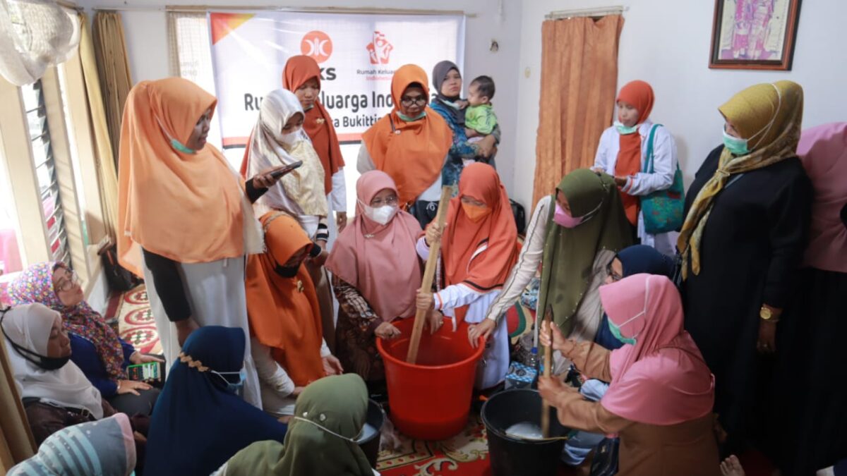 Wujudkan Ketahanan Keluarga, RKI Bukittringgi Gelar Pelatihan Pembuatan Sabun Cair