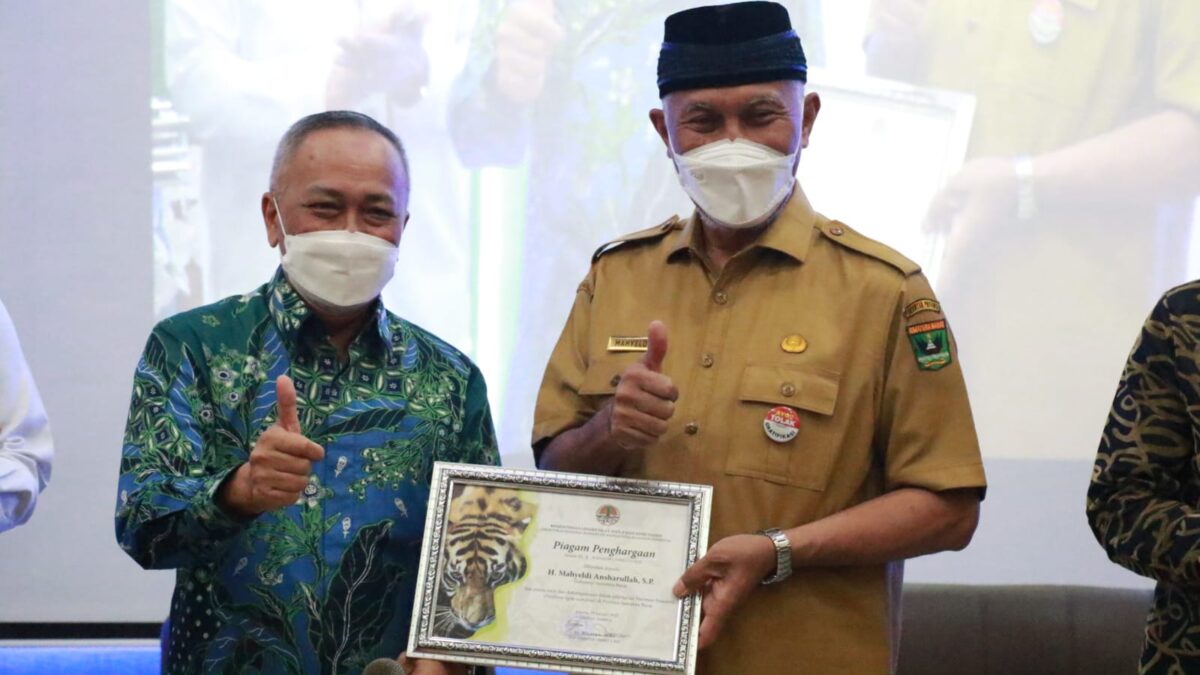 Gubernur Mahyeldi Terima Penghargaan Atas Dukungan Konservasi Harimau Sumatra