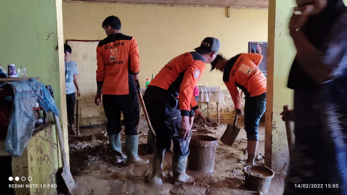 Komitmen Layani Masyarakat, Relawan PKS Bantu Korban Banjir Bandang Pasaman