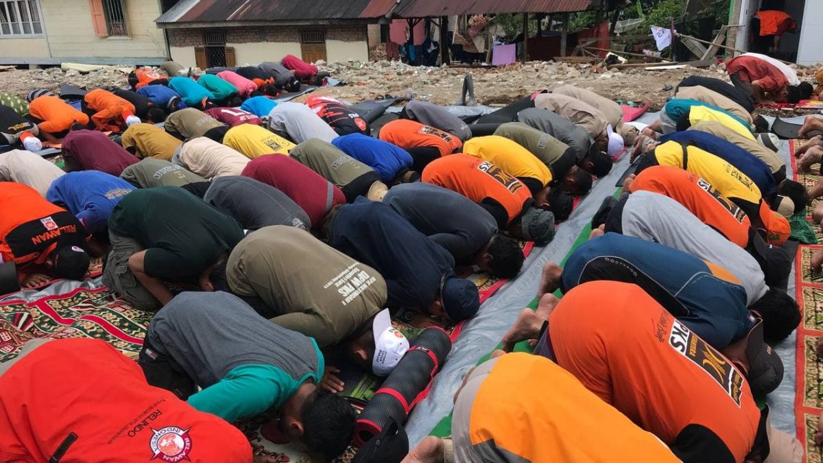 Shalat Jum’at Perdana di Sisa Reruntuhan Masjid Raya Kajai