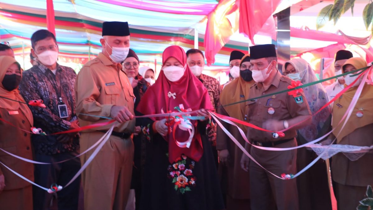Gubernur Sumbar, Mahyeldi Ansharullah Resmi Buka Kembali Bazar Ramadhan Dinas Koperasi & UKM