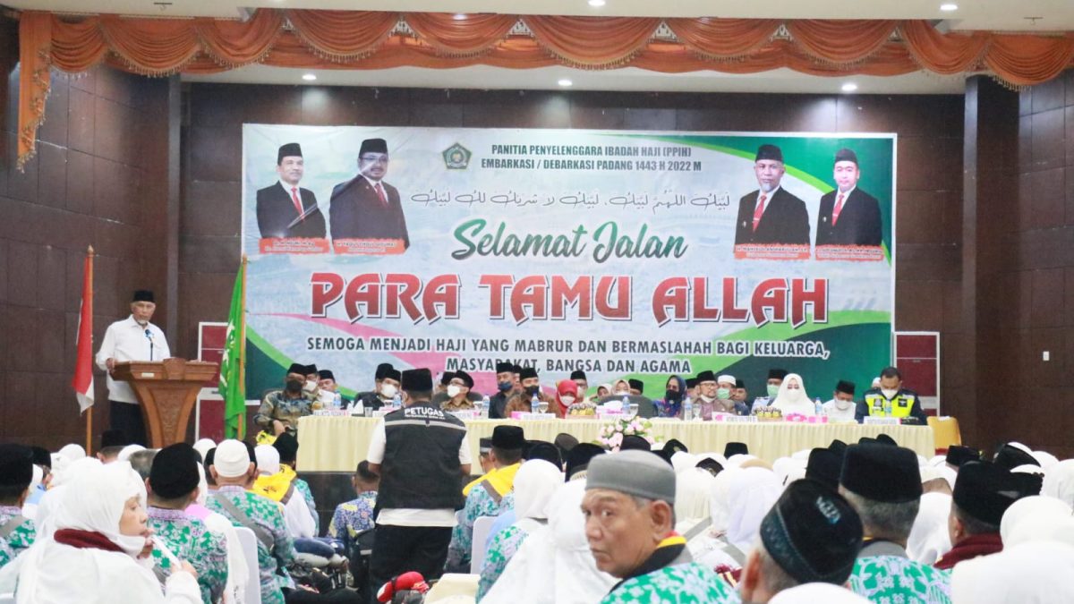 Gubernur Sumbar Resmi Lepas Ribuan Jamaah Haji Embarkasi Padang Kloter Pertama