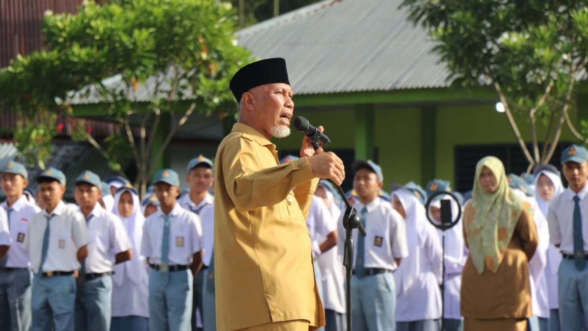 Jadi Inspektur Upacara di SMAN 1 Talamau, Gubernur Mahyeldi: Siswa SMAN 1 Talamau Harus Siap Jadi Pelopor Bangsa