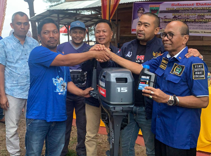 Wagub Audy Serahkan Bantuan Mesin Tempel Untuk Nelayan Padang Pariaman