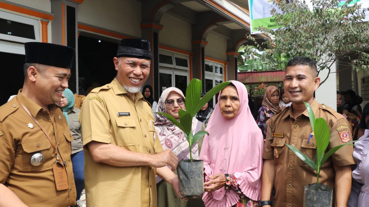 Tingkatkan Kesejahteraan Petani Sumbar, Gubernur Mahyeldi Serahkan Bantuan Alsintan