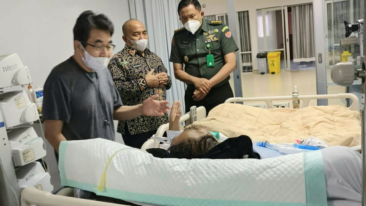 Mohon Doanya, Sekda Hansastri Besuk Mantan Gubernur Azwar Anas