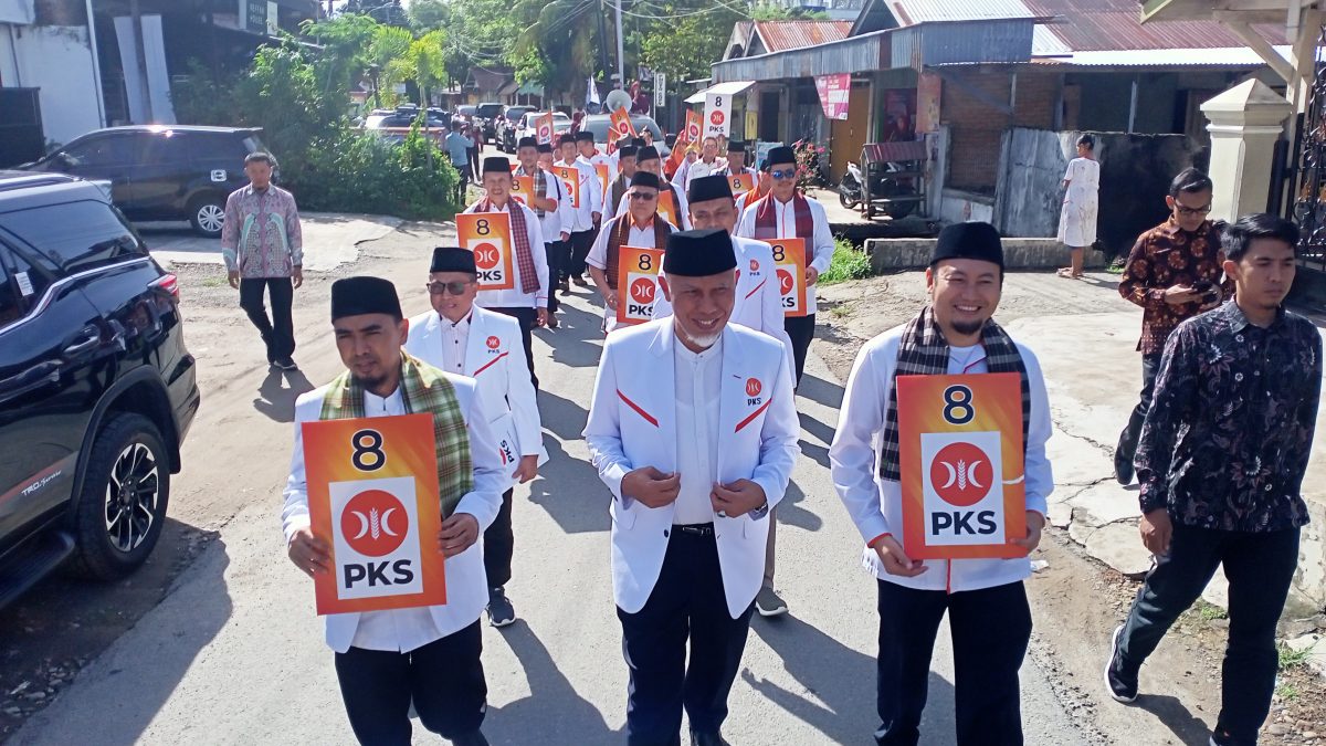 Naik Mobil Partai, Mahyeldi Antar BCAD PKS ke KPU Sumbar