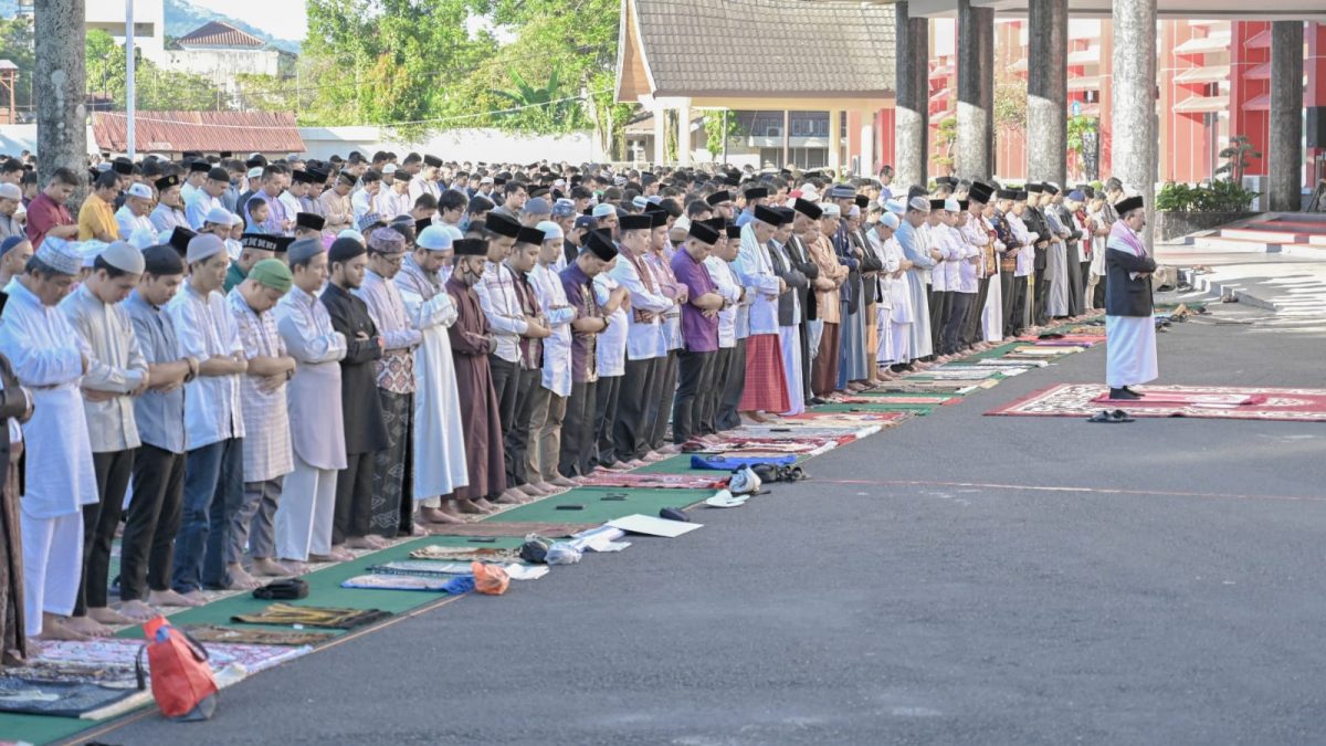 Ribuan Masyarakat Ikuti Sholat Idul Adha 1444 H di Halaman Kantor Gubernur Sumbar