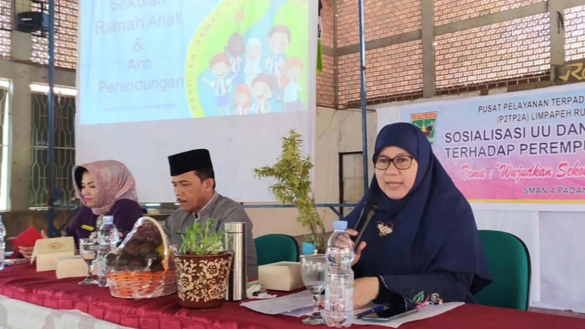 Ummi Harneli Bekali Kunci Sukses Kepemimpinan Bagi Seribuan Siswa SMAN 4 Padang