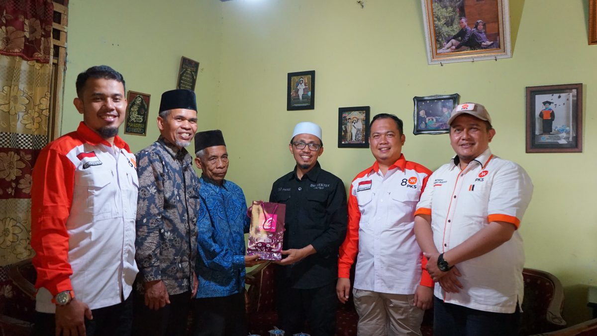 DPW PKS Santuni Dayuris Bilal, Guru Ngaji Sejak Remaja