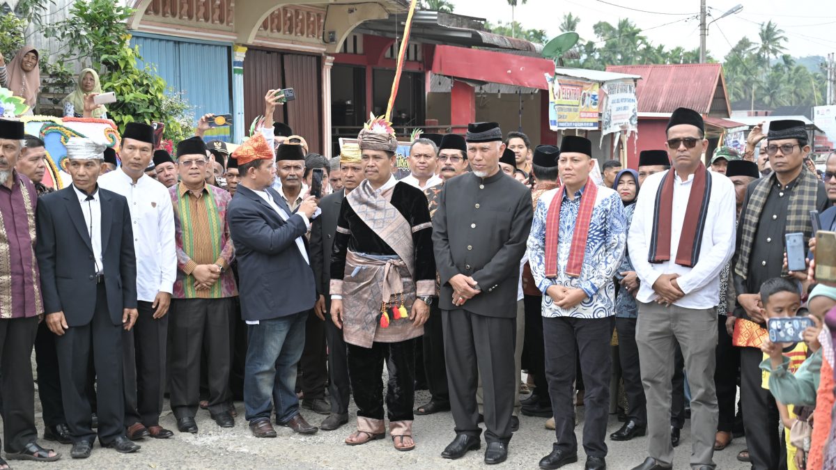 Efriedi Dilewakan sebagai Rajo Dubalang Pucuk Adat Simpang Tonang, Gubernur Mahyeldi Beri Pesan Penting