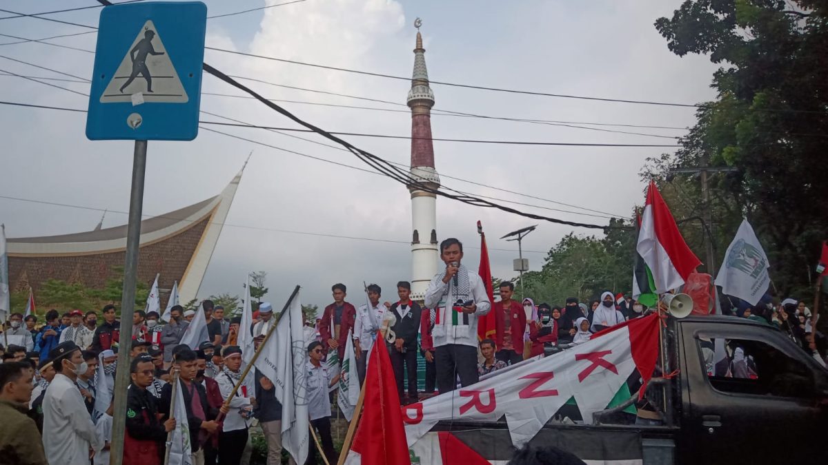 Masyarakat Sumbar Hadiri Aksi Solidaritas Peduli Palestina di Masjid Raya Sumbar