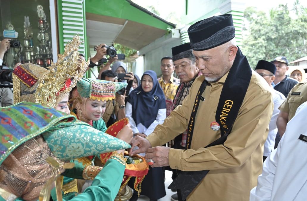 Terus Tekan Stunting dan Siapkan Generasi Indonesia Emas, Gubernur Mahyeldi Bagikan Tablet Penambah Darah bagi Pelajar di Piaman