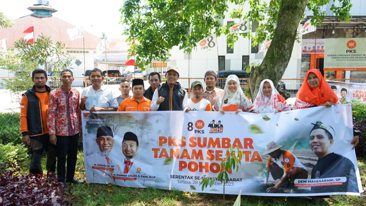 Harneli, Mulyadi Muslim, dan Sejumlah Tokoh PKS Sumbar Awali Masa Kampanye dengan Gerakan Menanam Sejuta Pohon