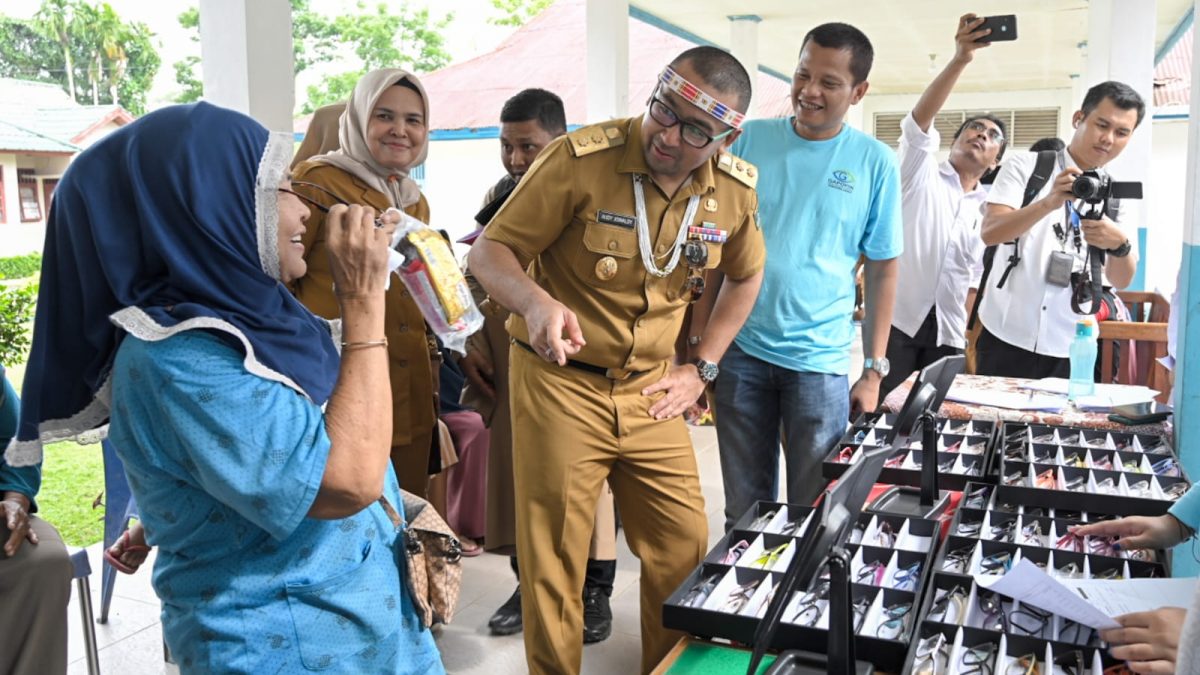 Wagub Audy dan Gapopin Sumbar Buka Pemeriksaan Mata dan Bagikan 300 Kacamata Gratis untuk Masyarakat Mentawai