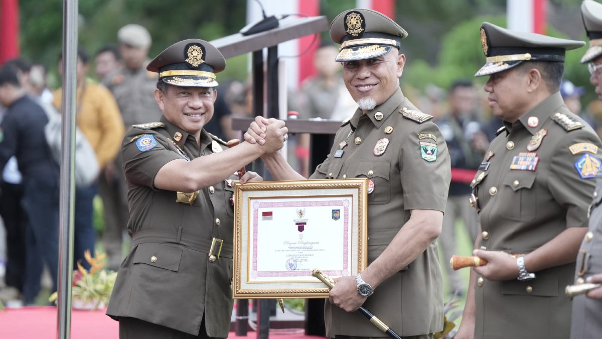 Gubernur Mahyeldi Terima Penghargaan Karya Bhakti Peduli Satpol PP dari Mendagri Tito