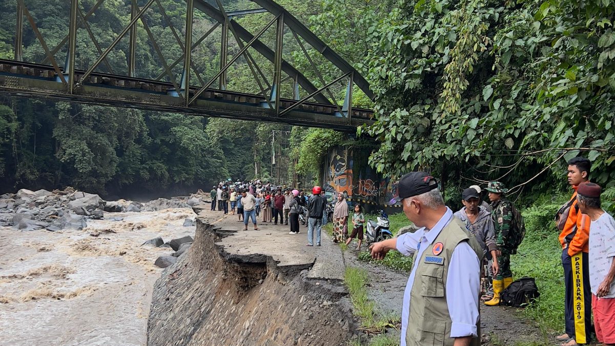 Gubernur Mahyeldi Tinjau Langsung Beberapa Titik Ruas Jalan Nasional yang Terdampak Banjir Bandang di Sumbar