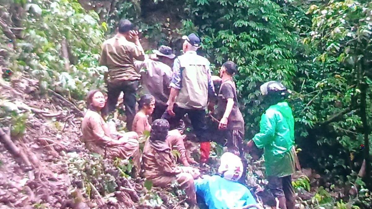 Sitinjau Lauik Lonsor, Gubernur Mahyeldi Turun Langsung untuk Mengevakuasi Korban ke Dasar Jurang