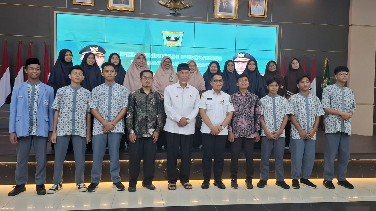 14 Siswa MAS Ar Risalah Padang Terima Beasiswa Hafiz 30 Juz dari Gubernur Sumbar