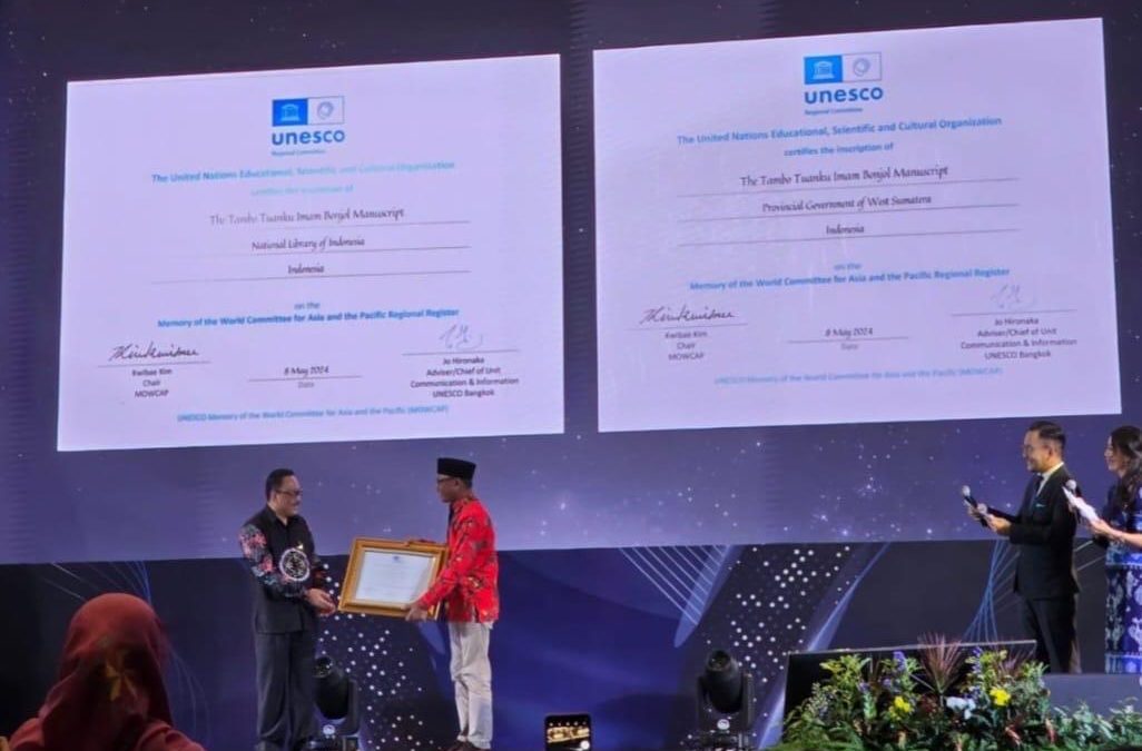 Gubernur Sumbar Terima Sertifikat MoW dari UNESCO