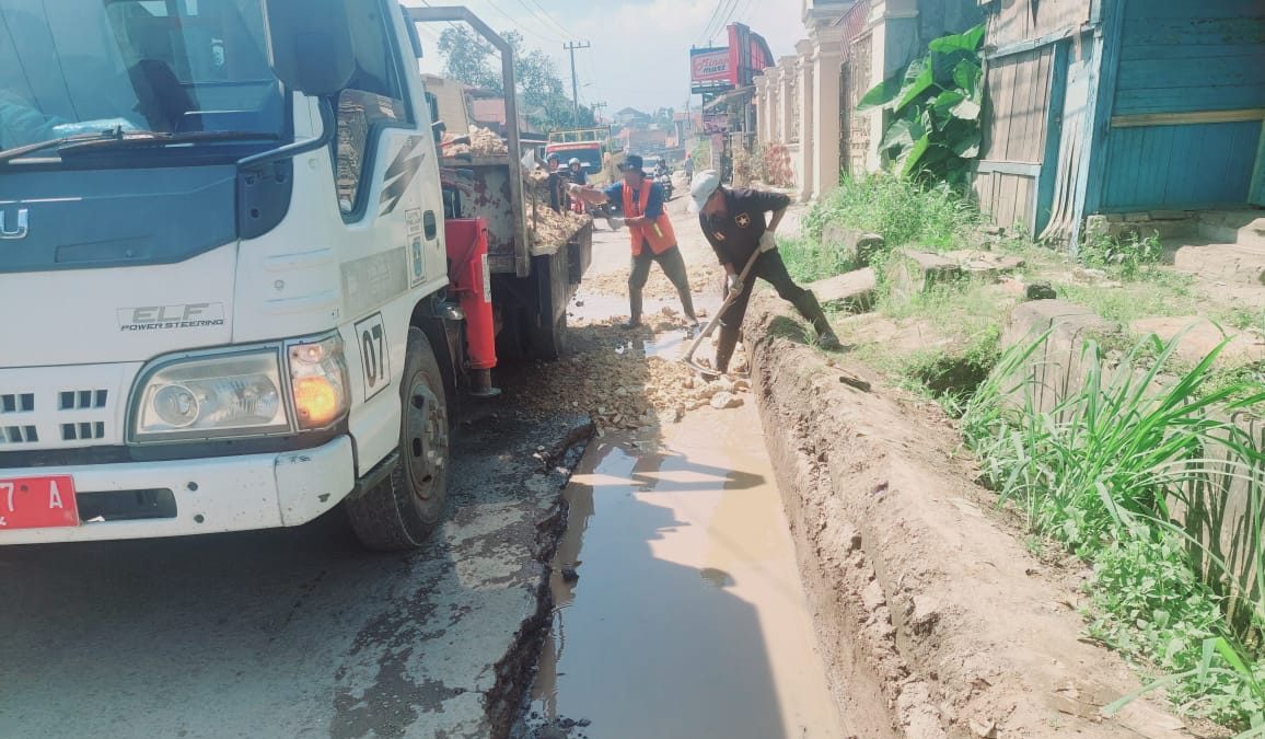 Dinas BMCKTR Sumbar Mulai Perbaiki Jalan Padang Luar – Simpang Malalak