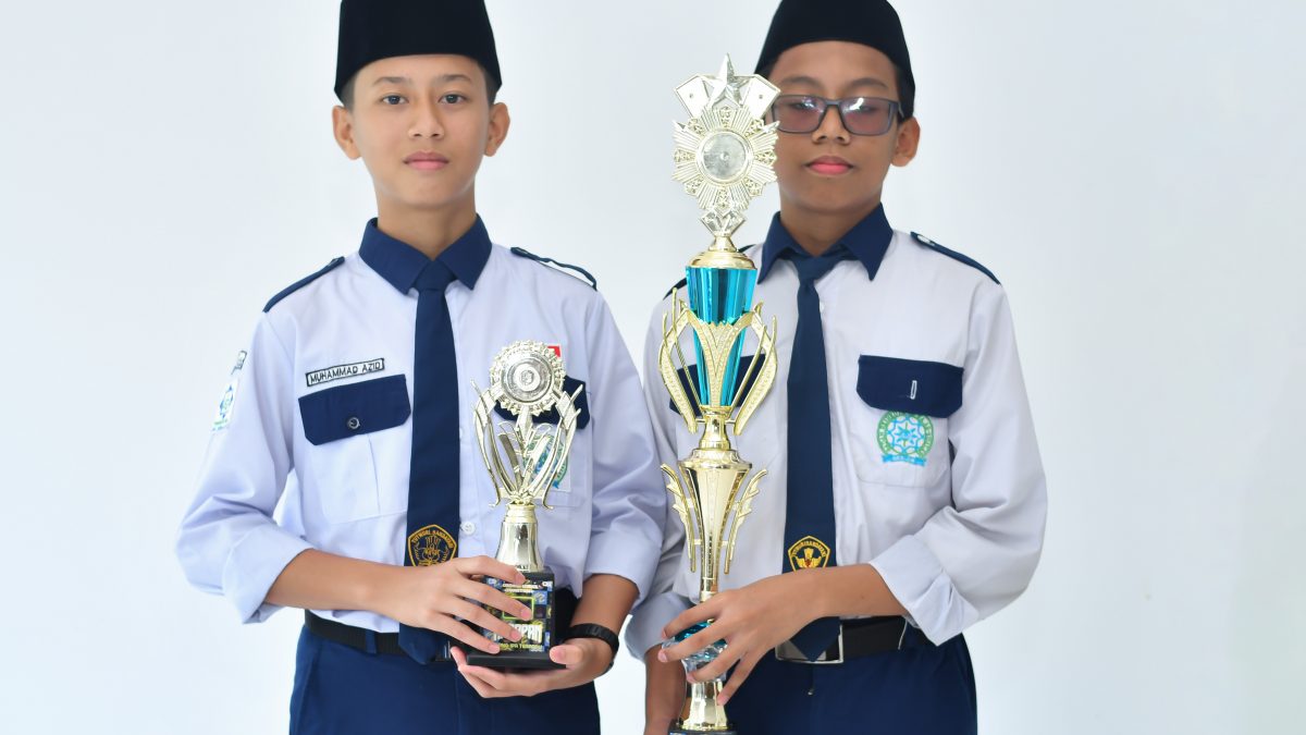 2 Siswa SMP Ar Risalah Padang Juara Lomba IPA Terpadu Tingkat Sumbar