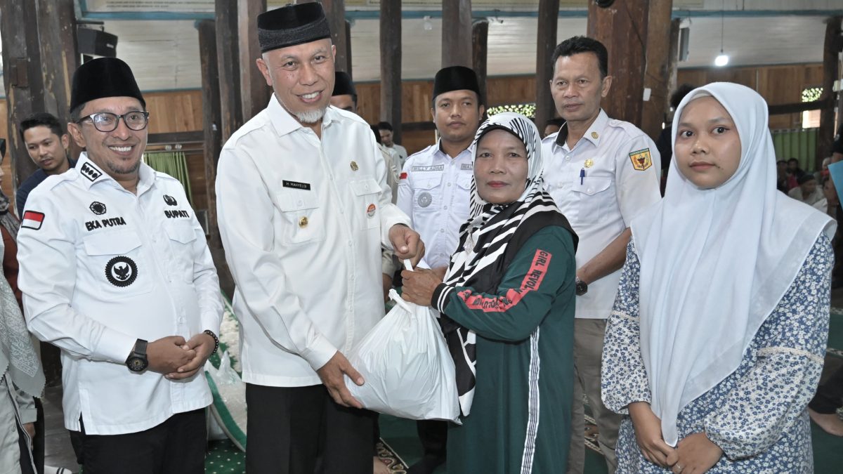 Gubernur Mahyeldi Salurkan 650 Paket Bantuan Pangan untuk Korban Terdampak Bencana di Tanah Datar